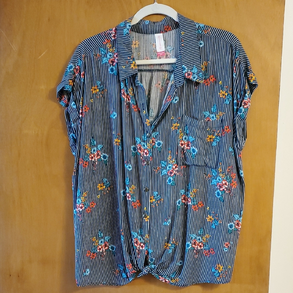 No Boundaries Floral Striped Button Down Shirt - Blue and Multicolor